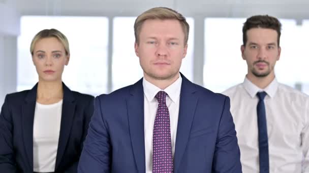 Retrato da equipe de negócios Olhando para a câmera no escritório — Vídeo de Stock