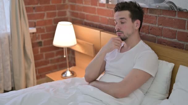 Jongeman Zittend en denkend over Creatief idee in bed — Stockvideo