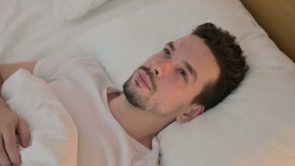 Retrato de un joven pensando en la idea en la cama — Vídeo de stock
