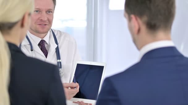 Retrato de Médico Masculino Atraente Discutindo Relatórios com Pacientes — Vídeo de Stock