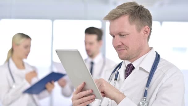 Ritratto di attraente medico maschio utilizzando Tablet in ufficio — Video Stock