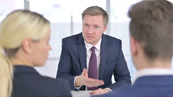 Achteraanzicht van Boze Zakenman in gesprek met Team in Office — Stockvideo