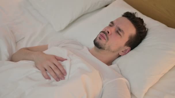 Lelah Young Man memiliki Neck Pain di Bed — Stok Video