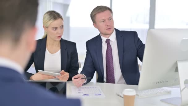 Profesionales enfocados discutiendo documentos y trabajando en tabletas — Vídeos de Stock