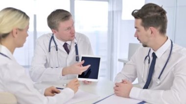 Profesyonel Erkek Doktor Tabletteki Ekiple Tartışıyor 