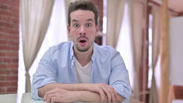 Rozrušený mladý muž dostat šok doma — Stock video
