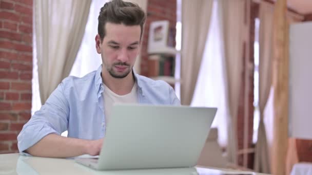 Mladý muž má Yawing a pracuje na notebooku — Stock video