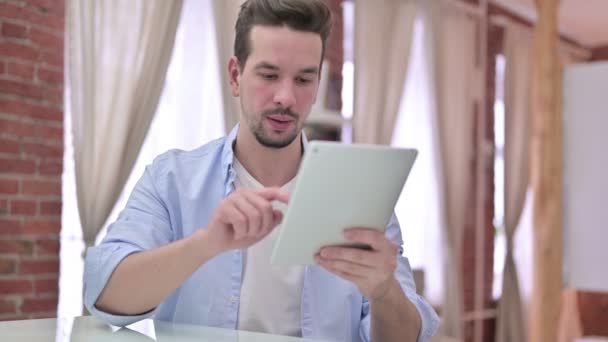 Verontruste jongeman krijgen geschokt op Tablet — Stockvideo