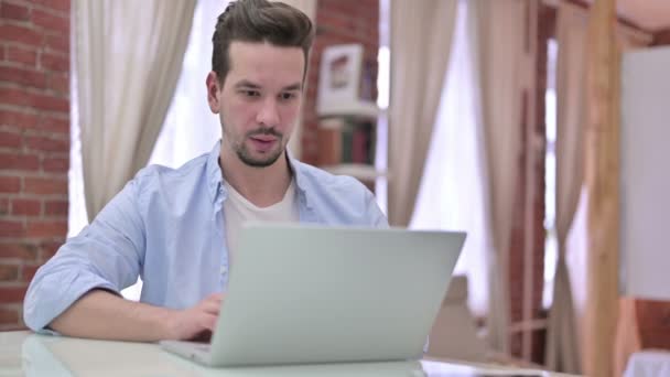 Hombre joven haciendo Video Chat en el ordenador portátil — Vídeo de stock