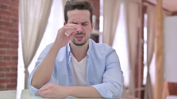 Hombre joven cansado con dolor de cabeza en casa — Vídeo de stock