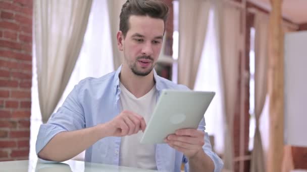 Joven haciendo video chat en la tableta — Vídeo de stock