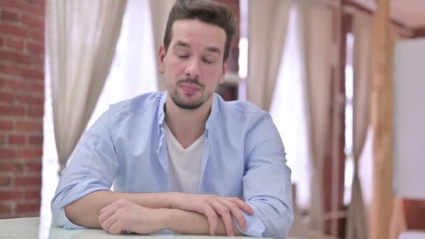 Ambitieuze jonge man doet video Chat thuis — Stockvideo