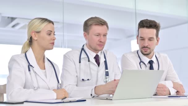 Profesionální tým lékařů dělá video chat na notebooku — Stock video