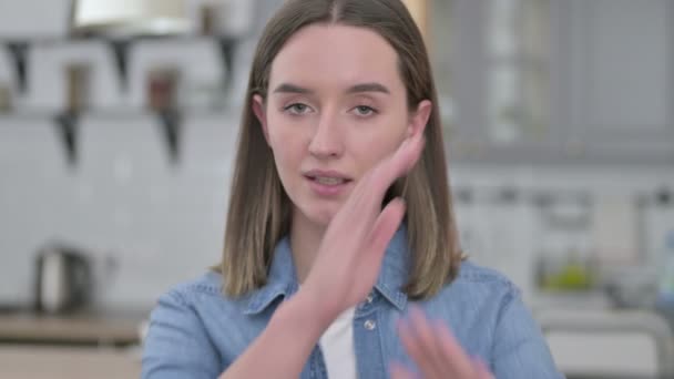 Portrait de femme affirmée disant non par geste à la main — Video