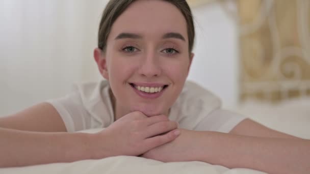 Gros plan de belle femme souriant à la caméra au lit — Video