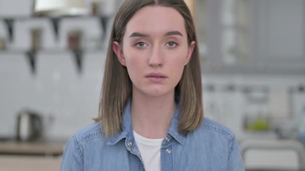 Portrét seriózní mladé ženy při pohledu na kameru — Stock video