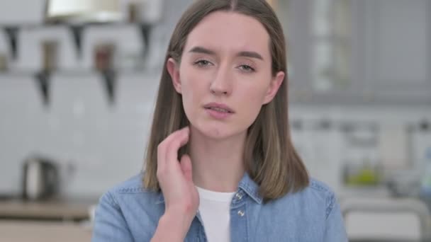 Portrait de la jeune femme travailleuse ayant mal au cou — Video