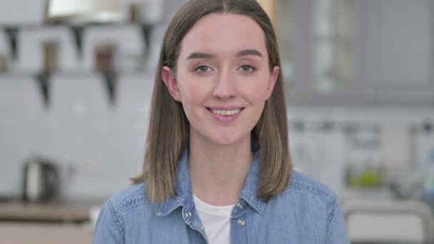 Portrét atraktivní mladé ženy usmívající se na kameru — Stock video