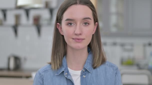 Portrait de la jeune femme célébrant le succès à la main — Video