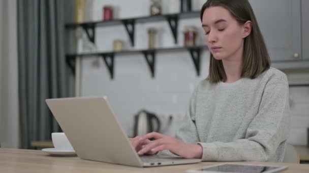 Kranke junge Frau arbeitet am Laptop und hustet — Stockvideo