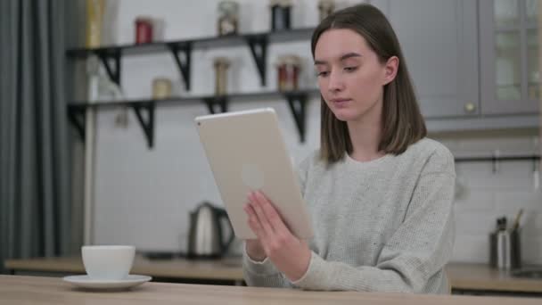 Spännande ung kvinna firar framgång på Tablet hemma — Stockvideo