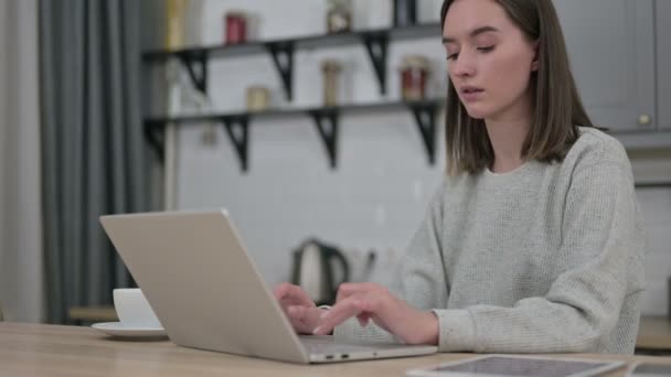 Hardwerkende jonge vrouw sluiten laptop en gaan weg — Stockvideo