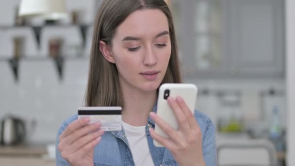 Porträt einer jungen Frau, die online mit dem Smartphone bezahlt — Stockvideo