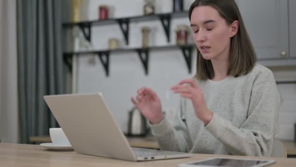 Молодая женщина с головной болью и работой на ноутбуке — стоковое видео