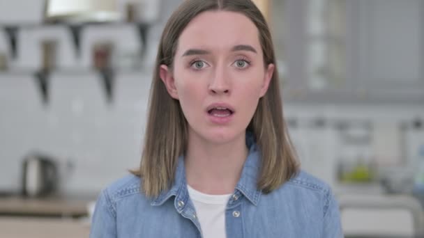 Porträt einer enttäuschten jungen Frau, die auf das Scheitern reagiert — Stockvideo