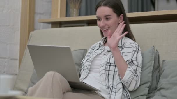Online videochatt på bärbar dator genom att koppla av ung kvinna — Stockvideo