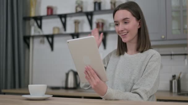 Video Chat em Tablet por Mulher Jovem em Casa — Vídeo de Stock