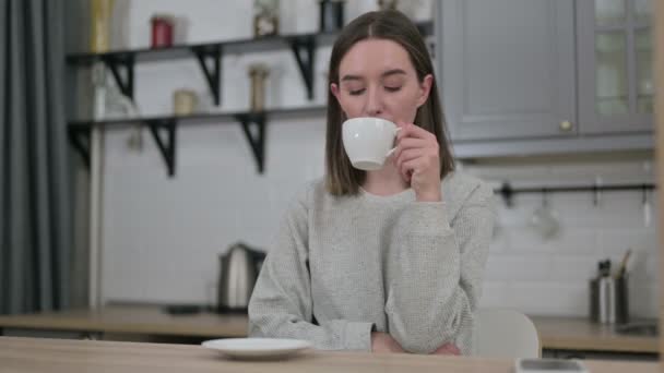 Jovem mulher atraente bebendo café na sala de estar — Vídeo de Stock