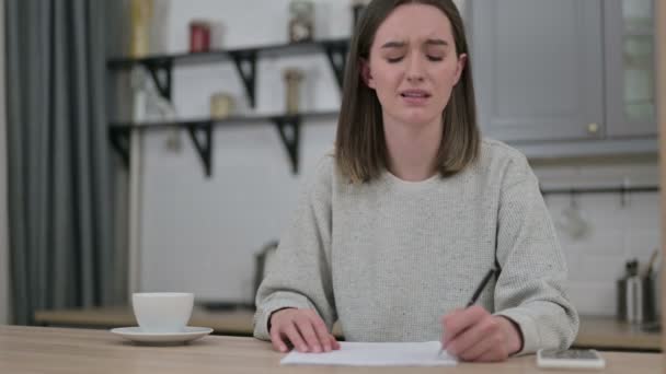 Tvrdě pracující mladá žena nedaří dělat papírování doma — Stock video