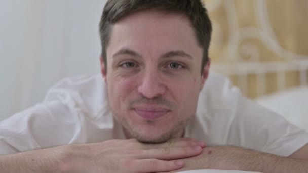 Närbild av Ung Man gör Tummen upp i sängen — Stockvideo
