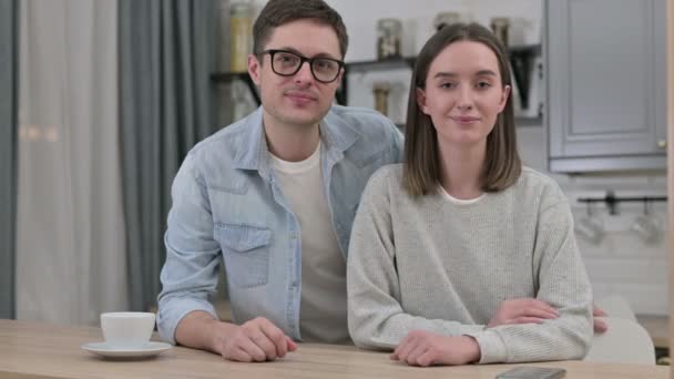 Glückliches junges Paar beim Daumendrücken im Wohnzimmer — Stockvideo