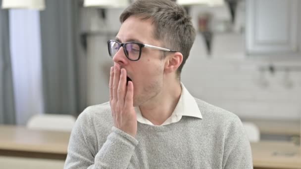 Portret van vermoeide jonge man geeuwen — Stockvideo