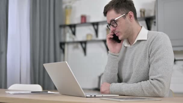 Working Young Man Talking on Smartphone — Stock Video