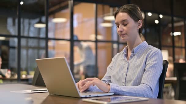 Kciuki w górę przez kobietę pracującą na laptopie — Wideo stockowe