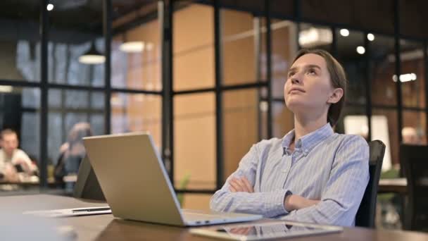 Positieve jonge vrouw die aan het werk zit — Stockvideo