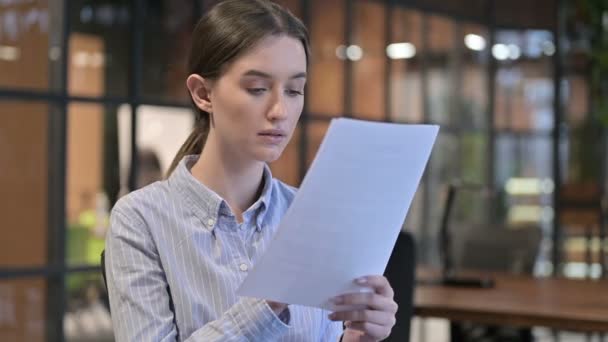 Mujer emocionada celebrando después de leer documentos — Vídeos de Stock