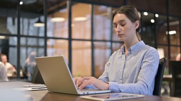 Zieke hoesten jonge vrouw werken op laptop — Stockvideo