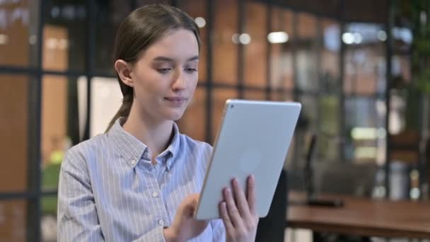 Mujer joven celebrando el éxito en la tableta PC — Vídeos de Stock