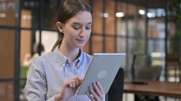 Fröhliche junge Frau mit Tablet-PC — Stockvideo