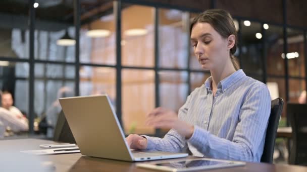 Kvinna med huvudvärk Arbetar på laptop — Stockvideo