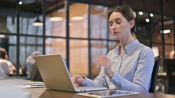 Jeune femme ayant mal aux dents au travail — Video