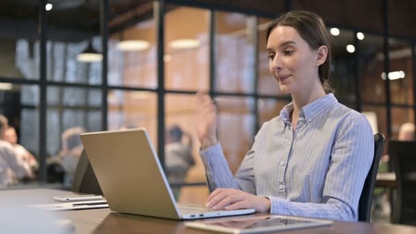 Conversa de vídeo on-line por jovem mulher no laptop em casa — Vídeo de Stock