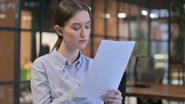 Młoda kobieta zdenerwowana czytaniem dokumentów — Wideo stockowe