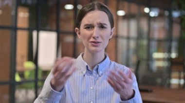 Kızgın Genç Kadın Tartışıyor ve Savaşıyor