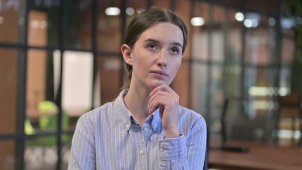 Pensive jonge vrouw denken nieuw idee — Stockvideo