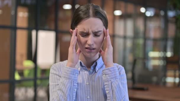 Headache, усталая молодая женщина с болью в голове — стоковое видео